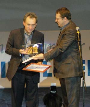 Ведущий церемонии награждения Сергей Тарубаров (справа) вручает диплом «Мэтр Полиграфии» Михаилу Аппалонову
